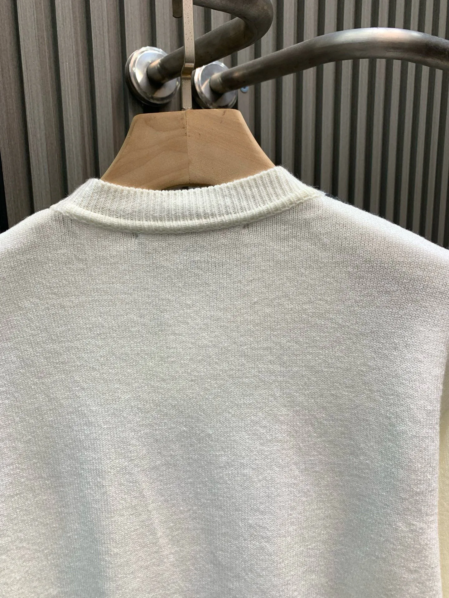🅿️440 🀄️ Louis Vuitton 𝗟𝗢𝗨𝗜𝗦 𝗩𝗨𝗜𝗧𝗧𝗢𝗡 Intarsia plush crew neck sweater. A must-have human face sweater to summon the gods and goddesses. Both the material and design are high-end. The main body material is made of 100 cotton wool. It feels super soft and waxy. The color scheme is made of cashmere and wool blends. The position of the intarsia will be more hairy. There are 6 colors in total. The intarsia machine imported from Japan is made by Shima Seiki. This intarsia pattern is very difficult. There are more than 20 yarn feeders and dozens of yarns to make a pattern. The loss is huge and the process technology requirements are high. The key is that every color is colored spinning. The upper body is super fashionable and stylish. It must be worn~
